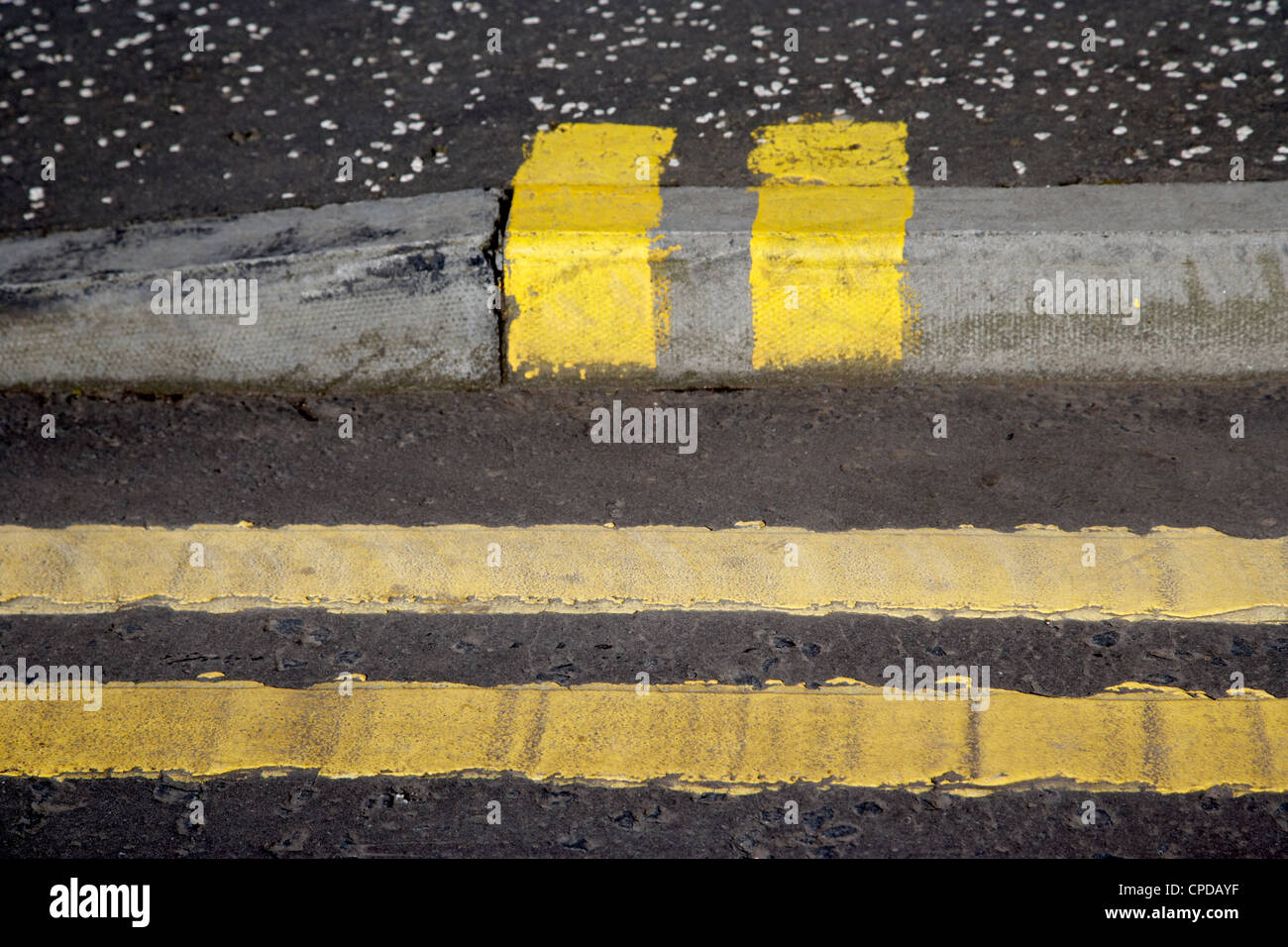 Double yellow lines road et pas de chargement freiner les marques sur la chaussée à Glasgow Scotland UK Banque D'Images