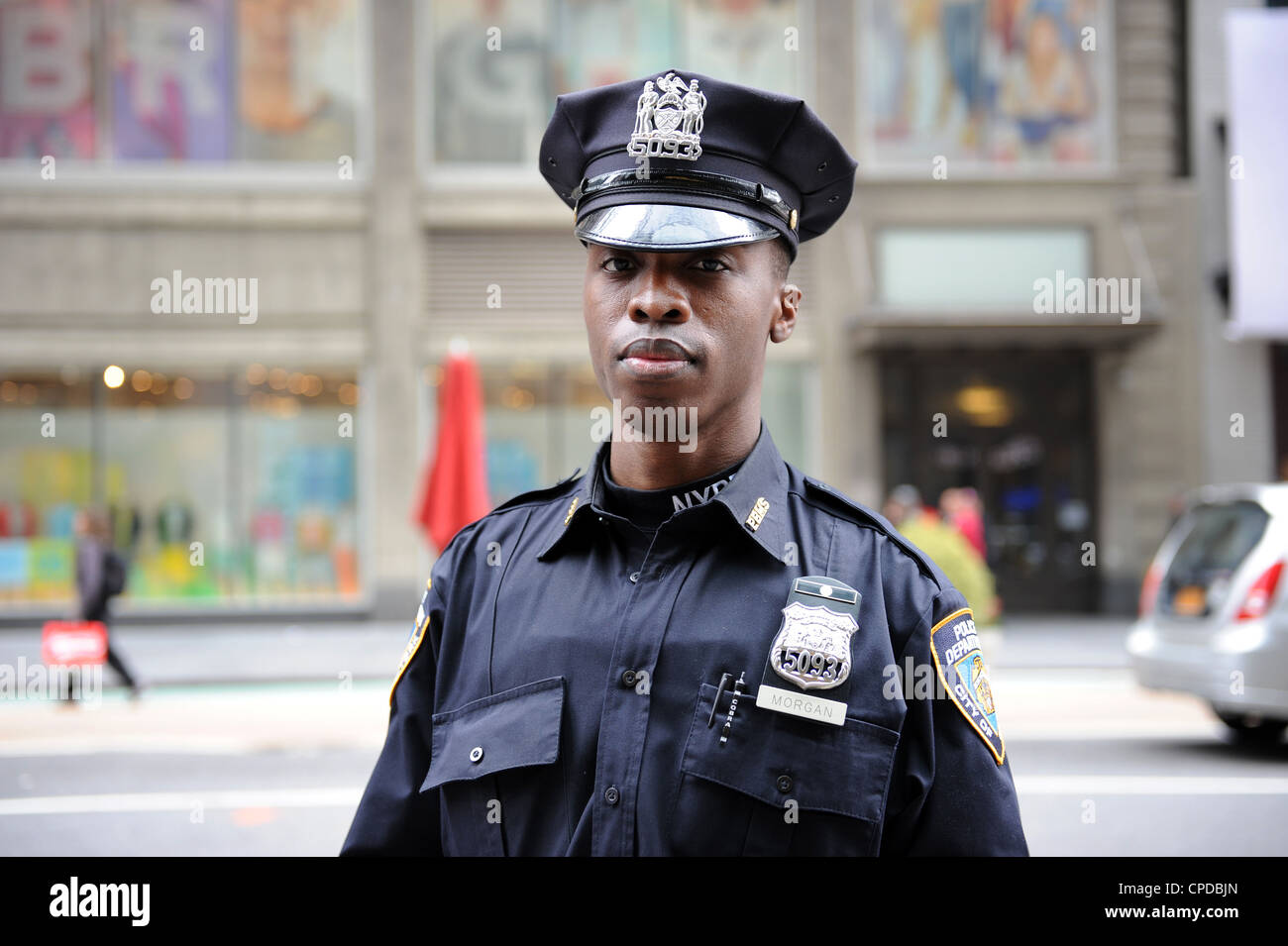 Agent de police NYPD dans Times Square, New York Banque D'Images