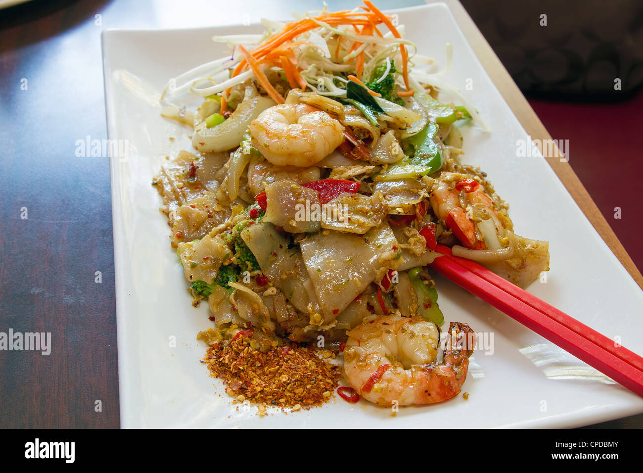 Voir Thai Pad Nouilles sautées à la brebis avec sauce de soja sucré crevettes légumes et épices Banque D'Images