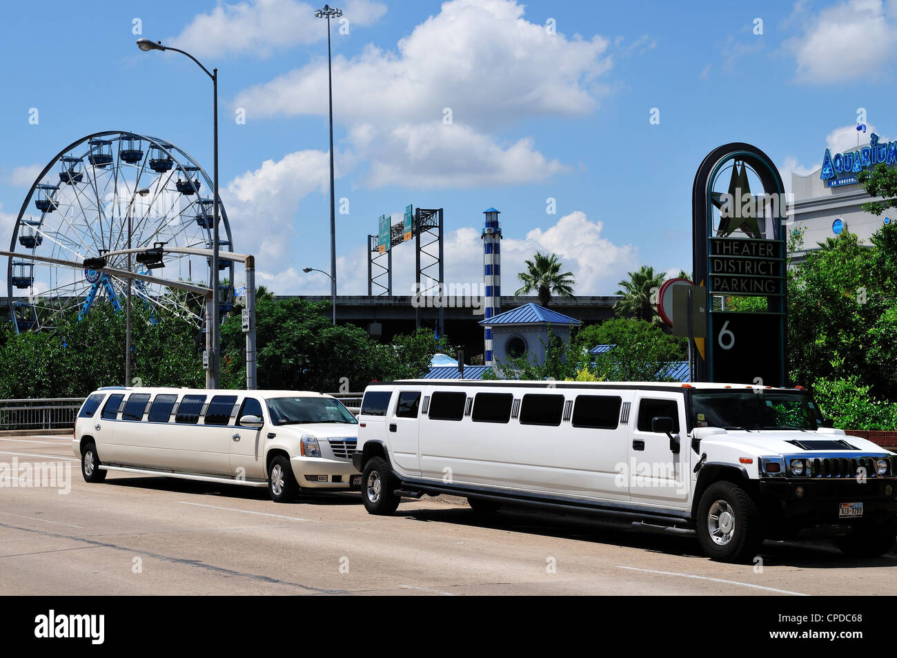 Deux très grands stretch limo en plein centre-ville de Houston, Texas, USA. Banque D'Images