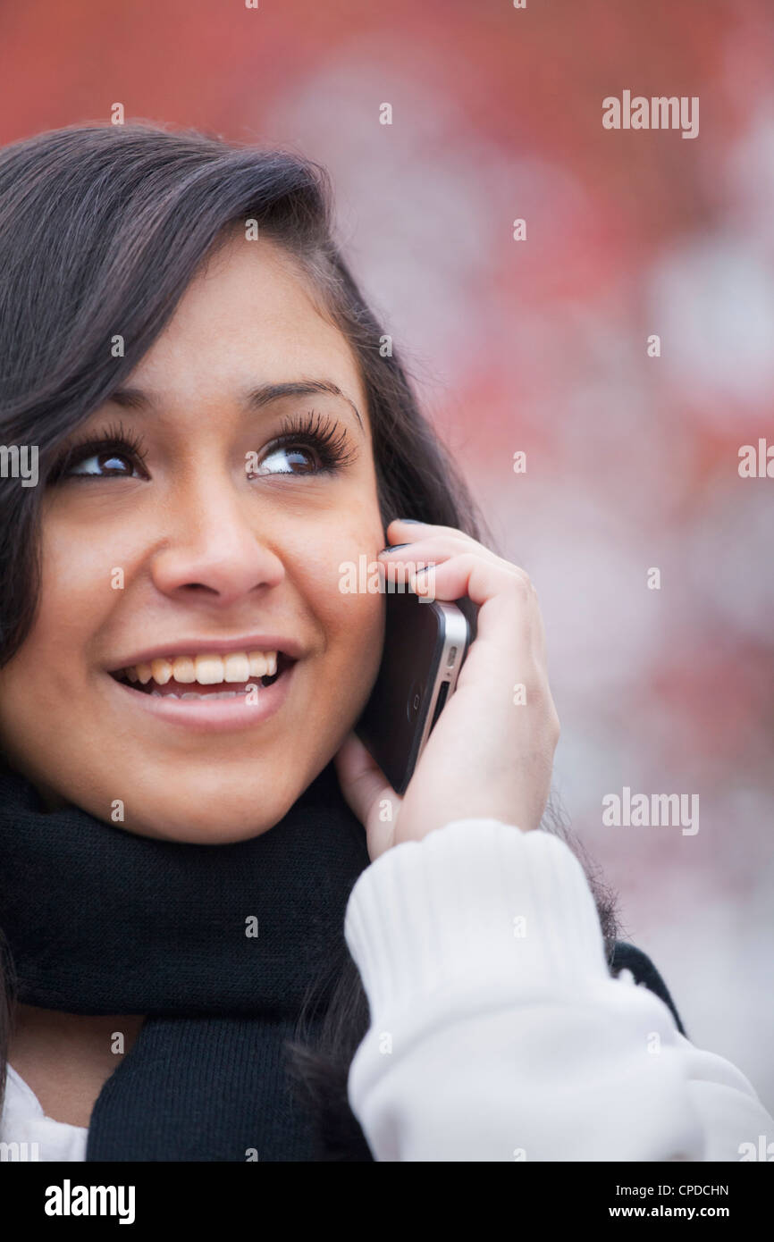 Hispanic teenager talking on cell phone Banque D'Images