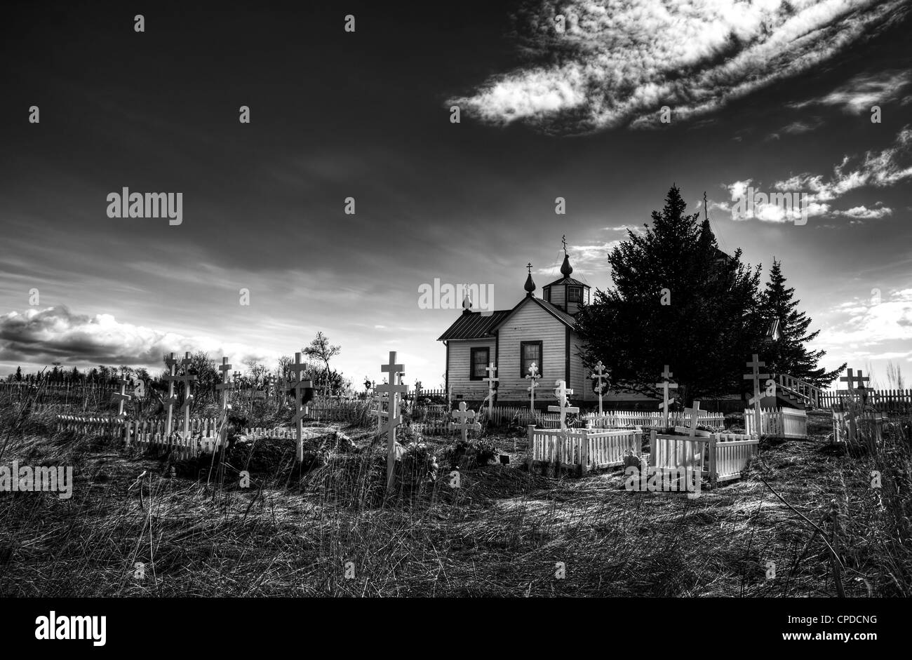 Eglise orthodoxe russe et le cimetière de Kenai en Alaska en noir et blanc. Banque D'Images