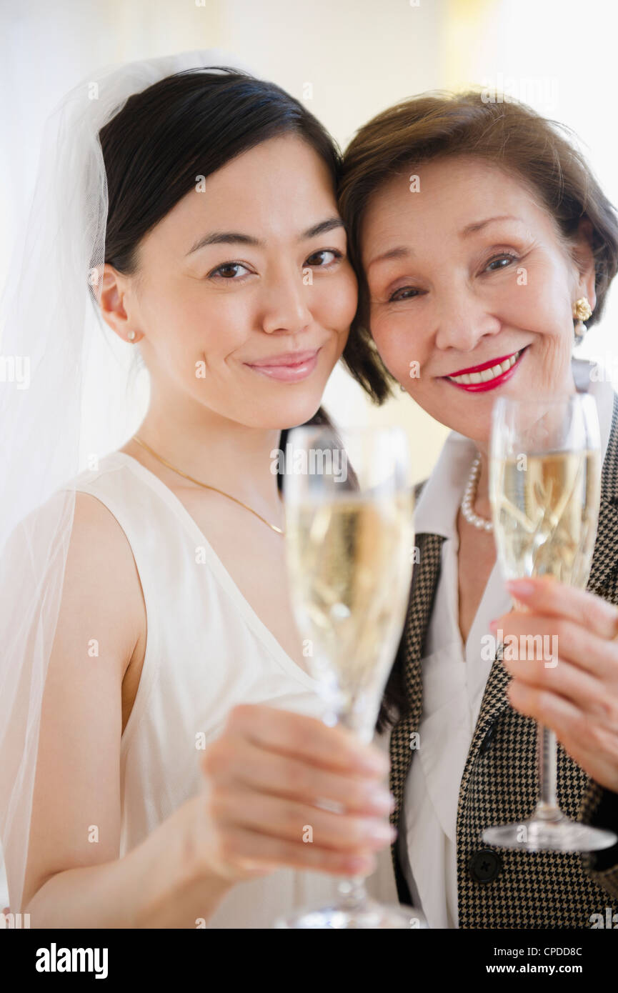 Mariée et mère japonaise drinking Champagne Banque D'Images