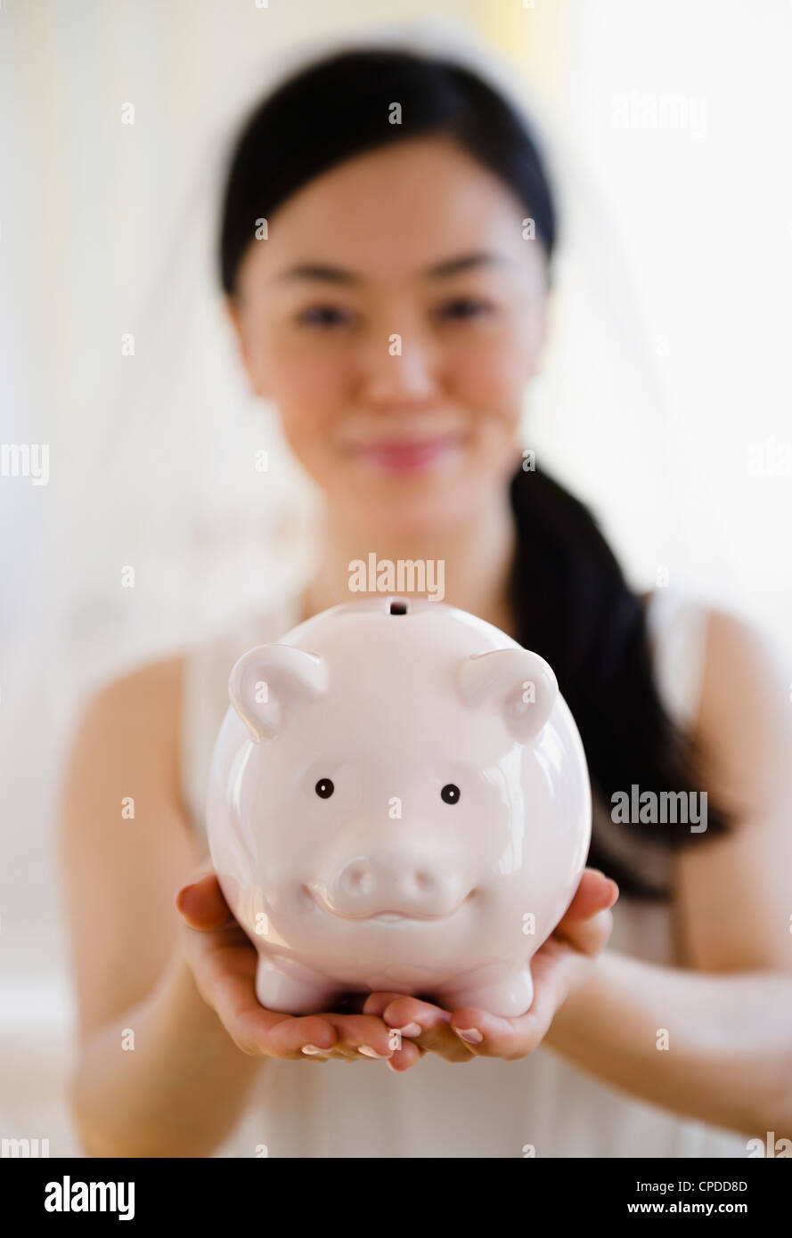 Japanese bride holding piggy bank Banque D'Images