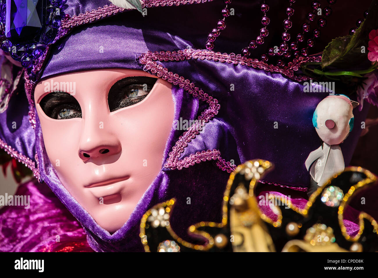 Une femme portant un masque rose durant Carnaval de Venise, Vénétie, Italie Banque D'Images