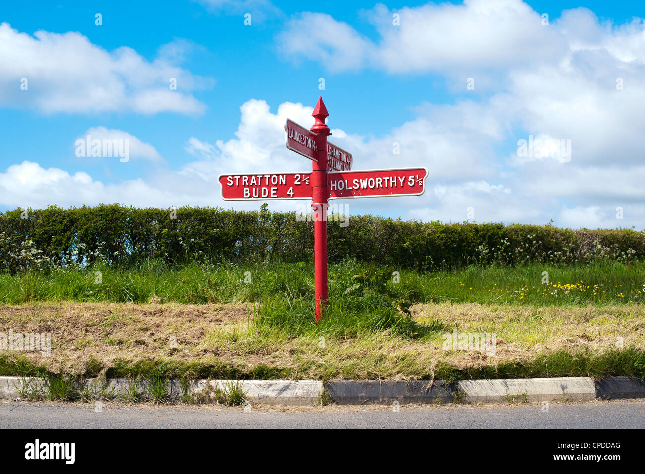 Directionnel rouge panneau routier. Redpost Meadows, Devon, Angleterre Banque D'Images