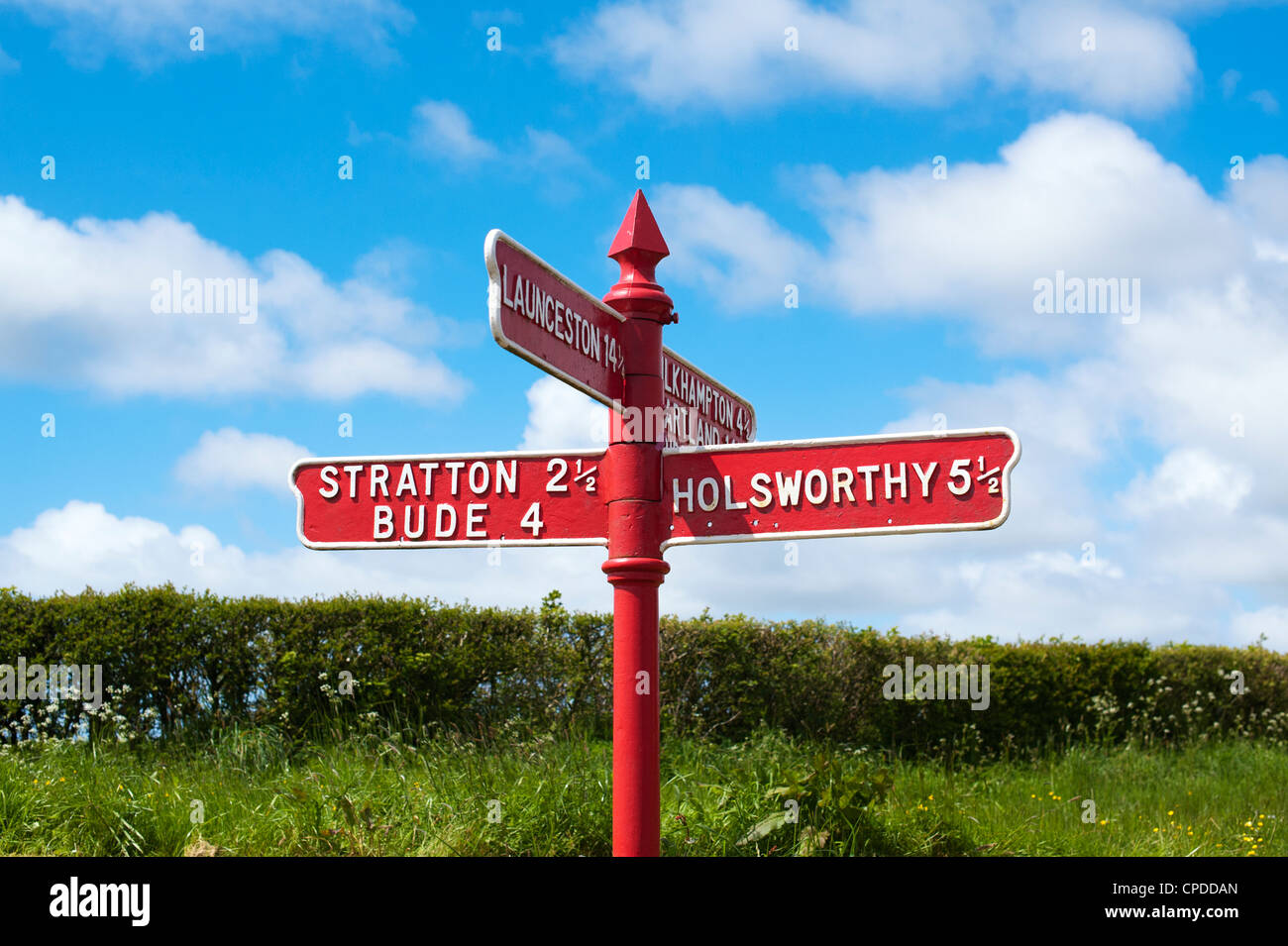 Directionnel rouge panneau routier. Redpost Meadows, Devon, Angleterre Banque D'Images