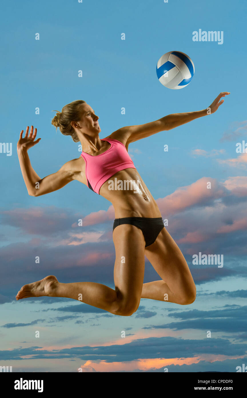 Portrait de volley-ball volley-ball frapper Banque D'Images