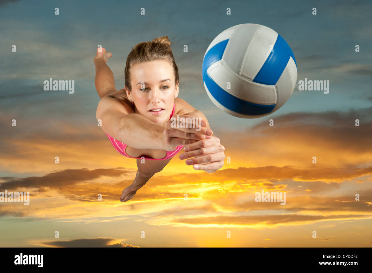 Portrait de volley-ball volley-ball frapper Banque D'Images