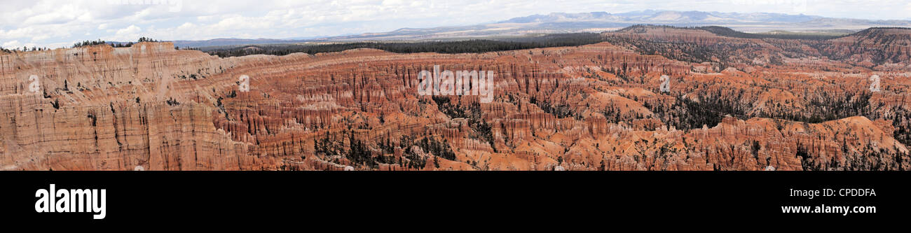 Panorama du Parc National de Bryce Canyon dans l'Utah du sud. Spectaculaire et robustes falaises en pierre rouge, les montagnes et la vallée. Don Despain Banque D'Images