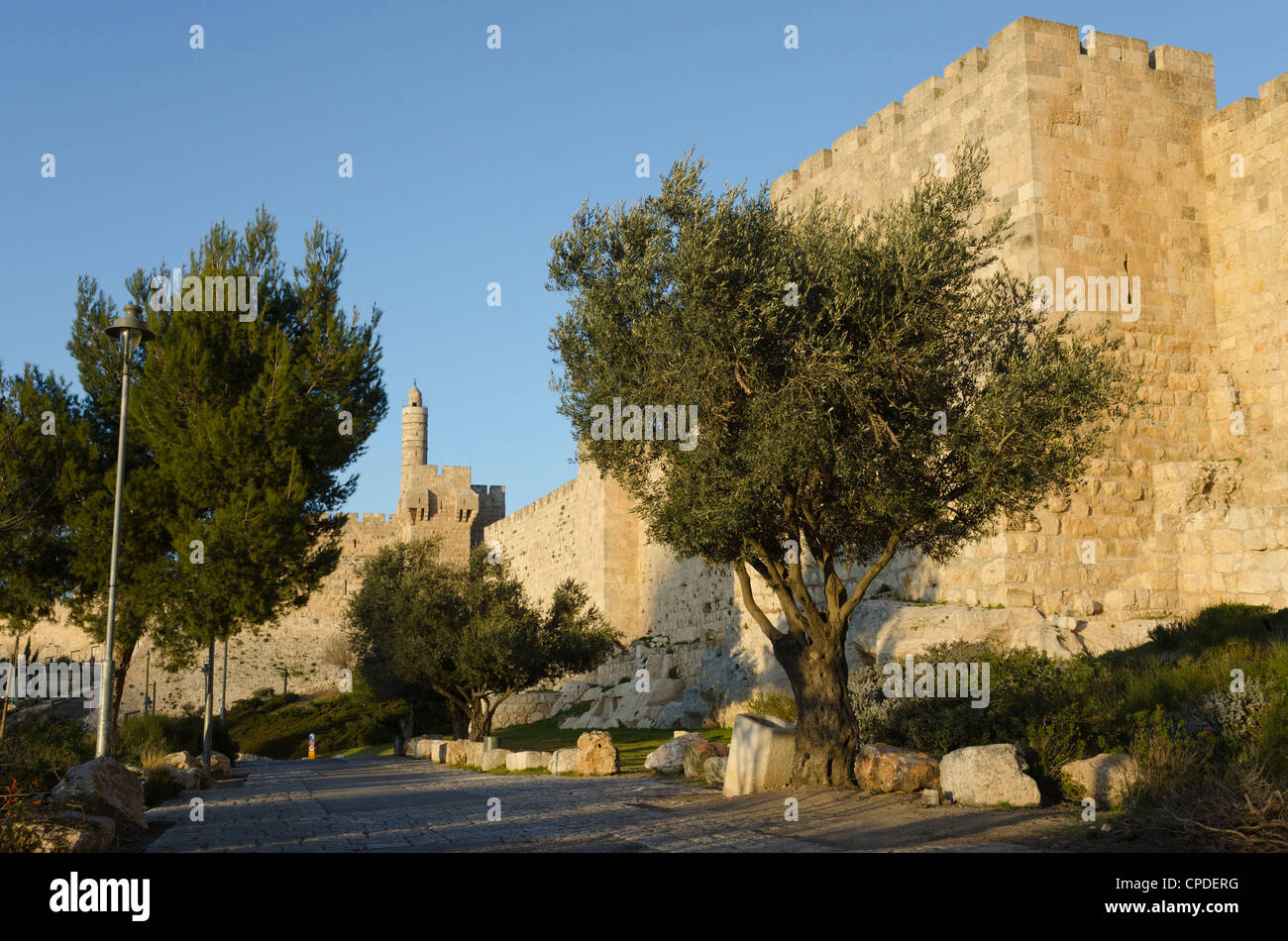 Voir au coucher du soleil sur les murs de la ville, promenade avec tour de David en arrière-plan, la vieille ville, Jérusalem, Israël, Moyen Orient Banque D'Images