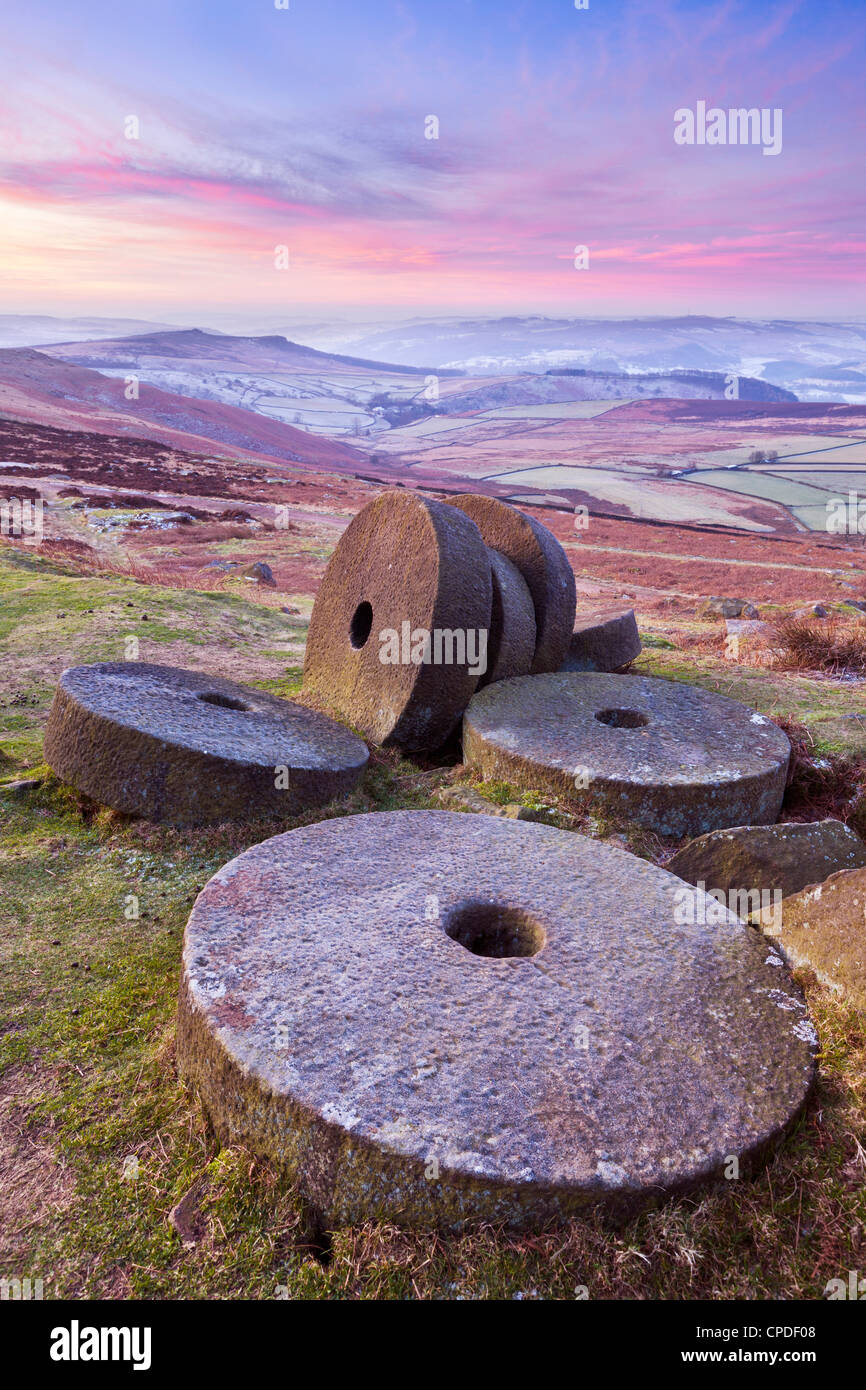 Stanage Edge wheelstones (meules) et l'hiver glacial de lande lever du soleil, parc national de Peak District, Derbyshire, Angleterre, RU Banque D'Images
