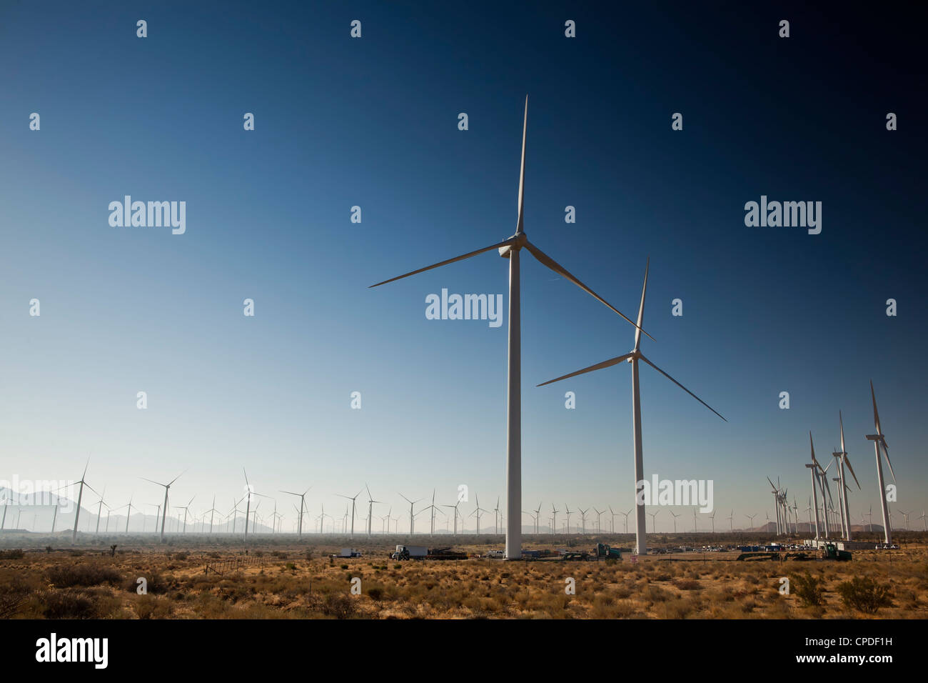 Très grandes éoliennes juste à l'extérieur de Mojave, Californie, États-Unis d'Amérique, Amérique du Nord Banque D'Images