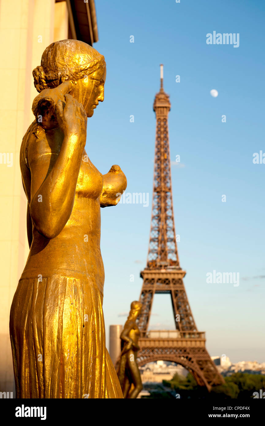 Des statues de Palais de Chaillot et la Tour Eiffel, Paris, France, Europe Banque D'Images