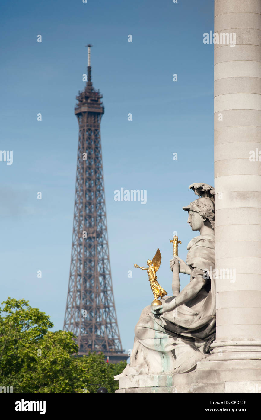 Statue sur le Pont Alexandre III et la Tour Eiffel, Paris, France, Europe Banque D'Images