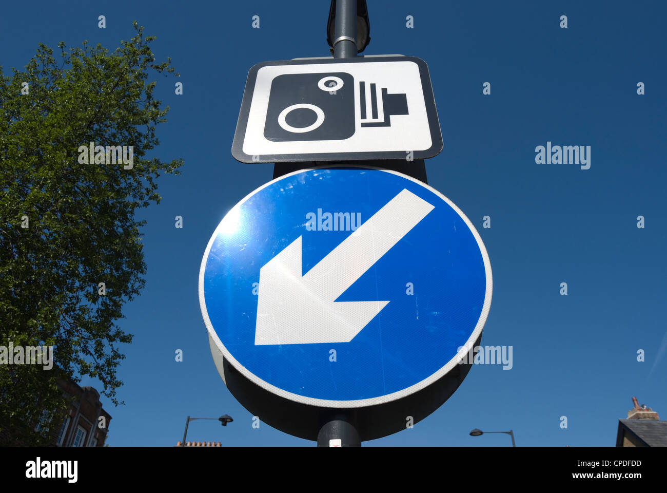 La signalisation routière indiquant le trafic devrait rester à gauche, ci-dessous pour ouvrir l'application de la limite de vitesse camera Banque D'Images