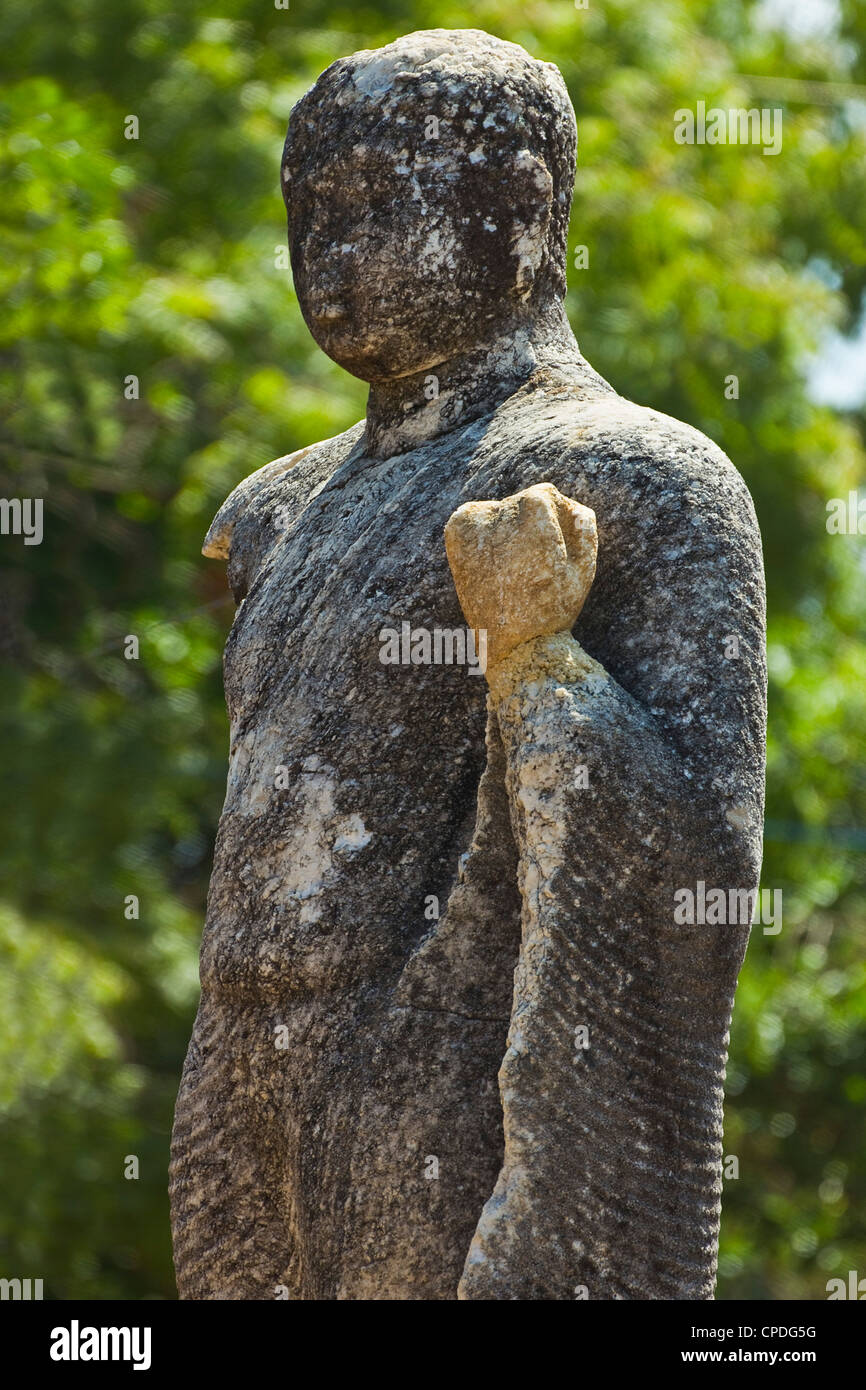 Statue de Bouddha à ancient Mudu Maha Vihara, partie enterrée dans le sable du littoral, Pottuvil, Arugam Bay, Province Orientale, au Sri Lanka Banque D'Images