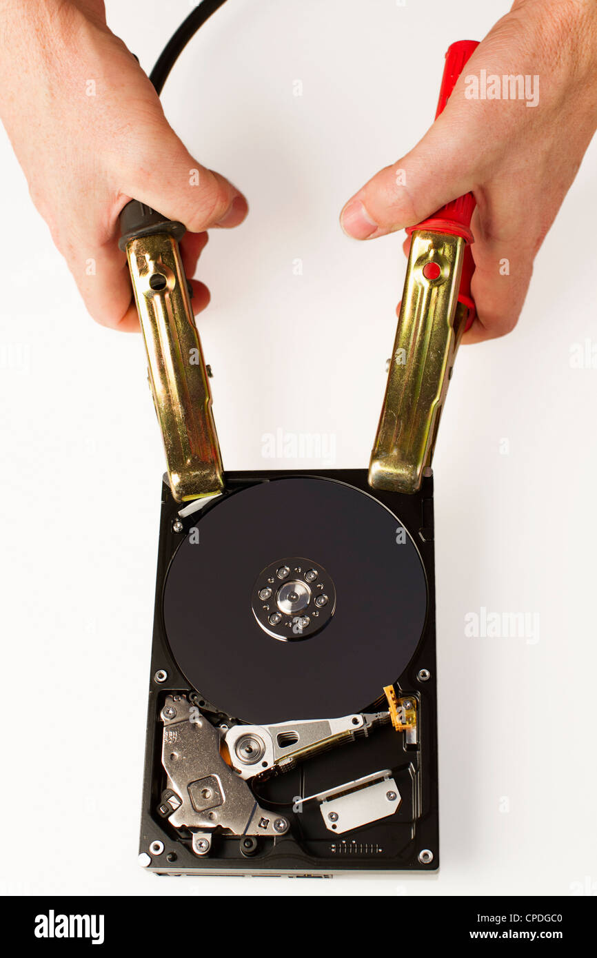 La récupération de données, de la batterie d'un disque dur mort en  utilisant les câbles de pontage ou câbles de démarrage Photo Stock - Alamy
