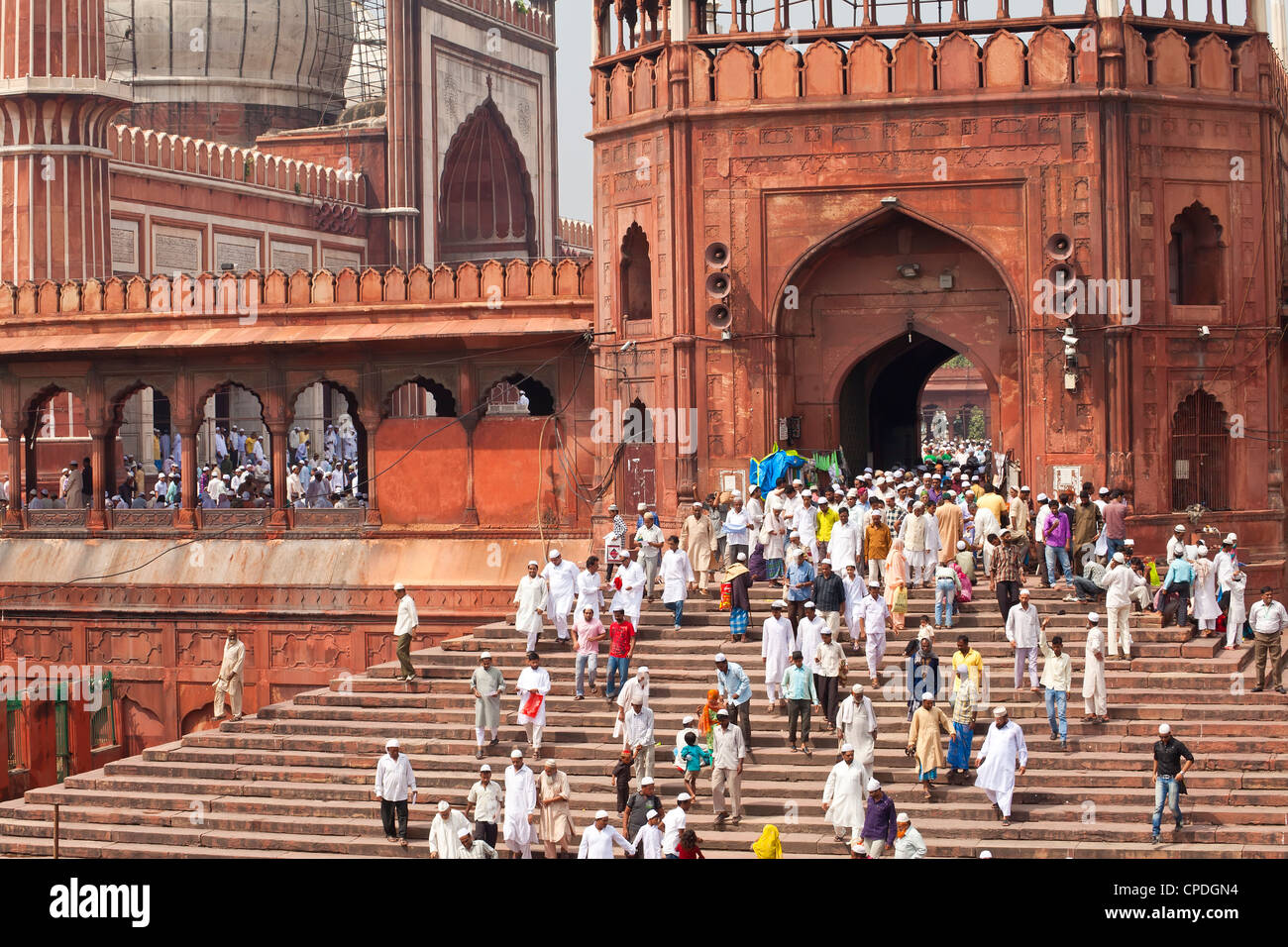 Les gens de quitter le Jama Masjid (mosquée du vendredi) après la prière du vendredi, Old Delhi, Delhi, Inde, Asie Banque D'Images