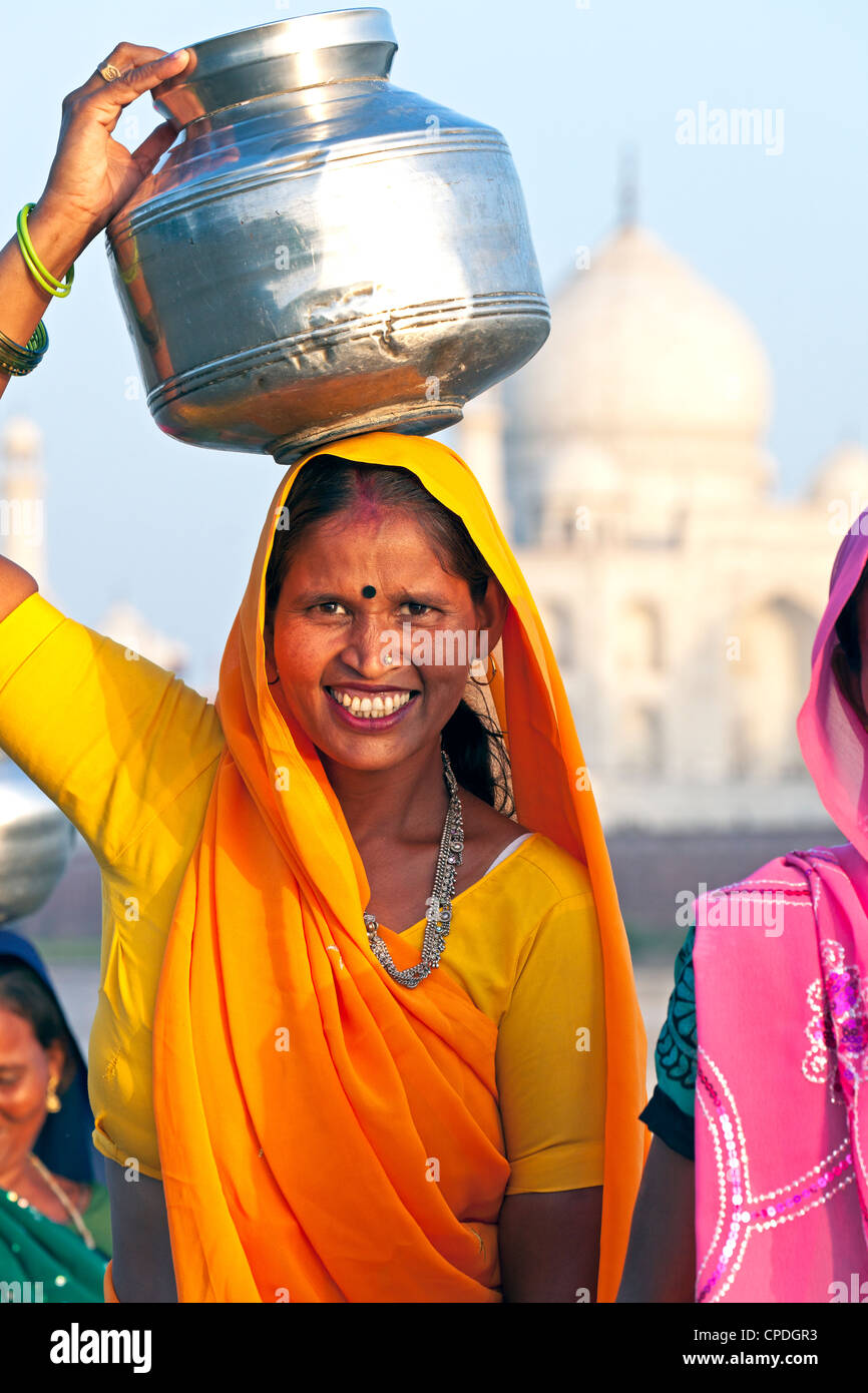 Femme portant de l'eau pot sur sa tête en face de l'hôtel Taj Mahal, Agra, Uttar Pradesh, Inde, Asie Banque D'Images