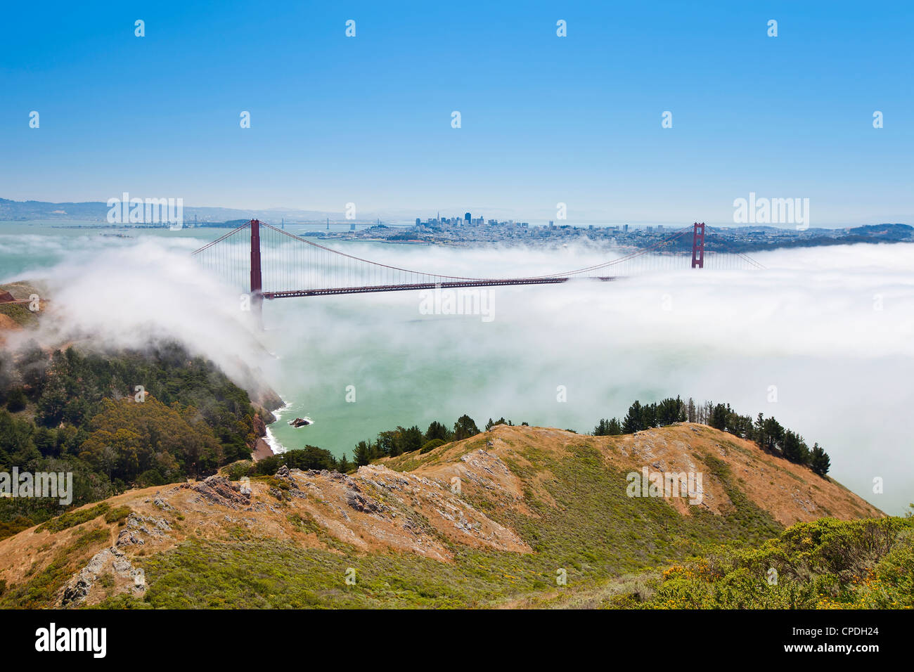 Golden Gate Bridge et l'horizon de San Francisco flottant au-dessus du brouillard sur un jour brumeux de San Francisco, Californie, USA Banque D'Images