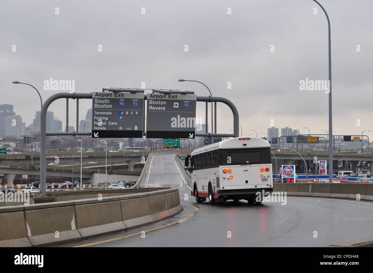 Autobus blanc sur l'approche de l'aéroport de Boston Banque D'Images