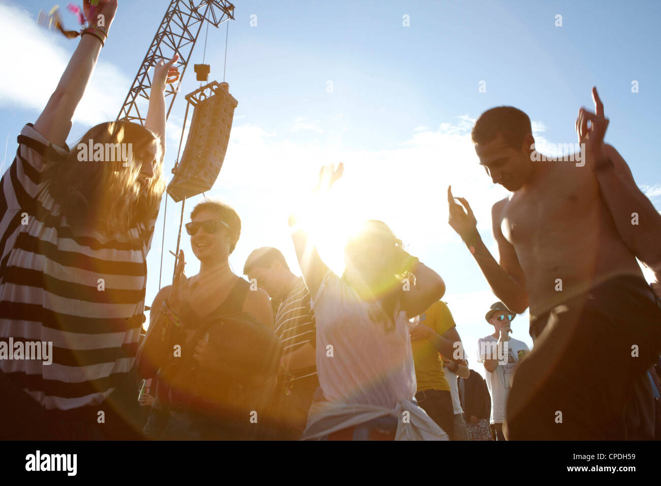 Les jeunes gens qui dansaient et acclamer au soleil lors d'une partie du festival de musique Banque D'Images