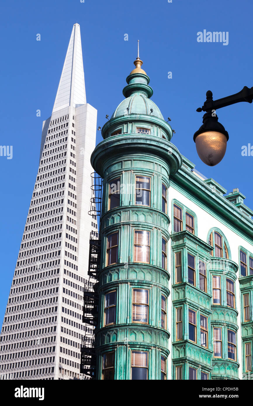 Trans America Building et l'architecture victorienne, San Francisco, Californie, États-Unis d'Amérique, Amérique du Nord Banque D'Images