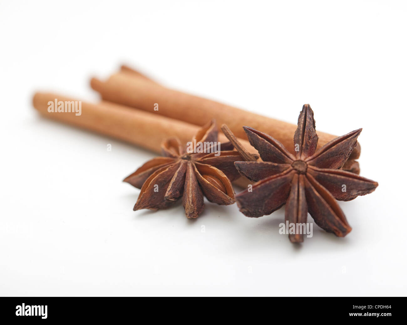 Des bâtons de cannelle avec étoile d'anis sur fond blanc Banque D'Images