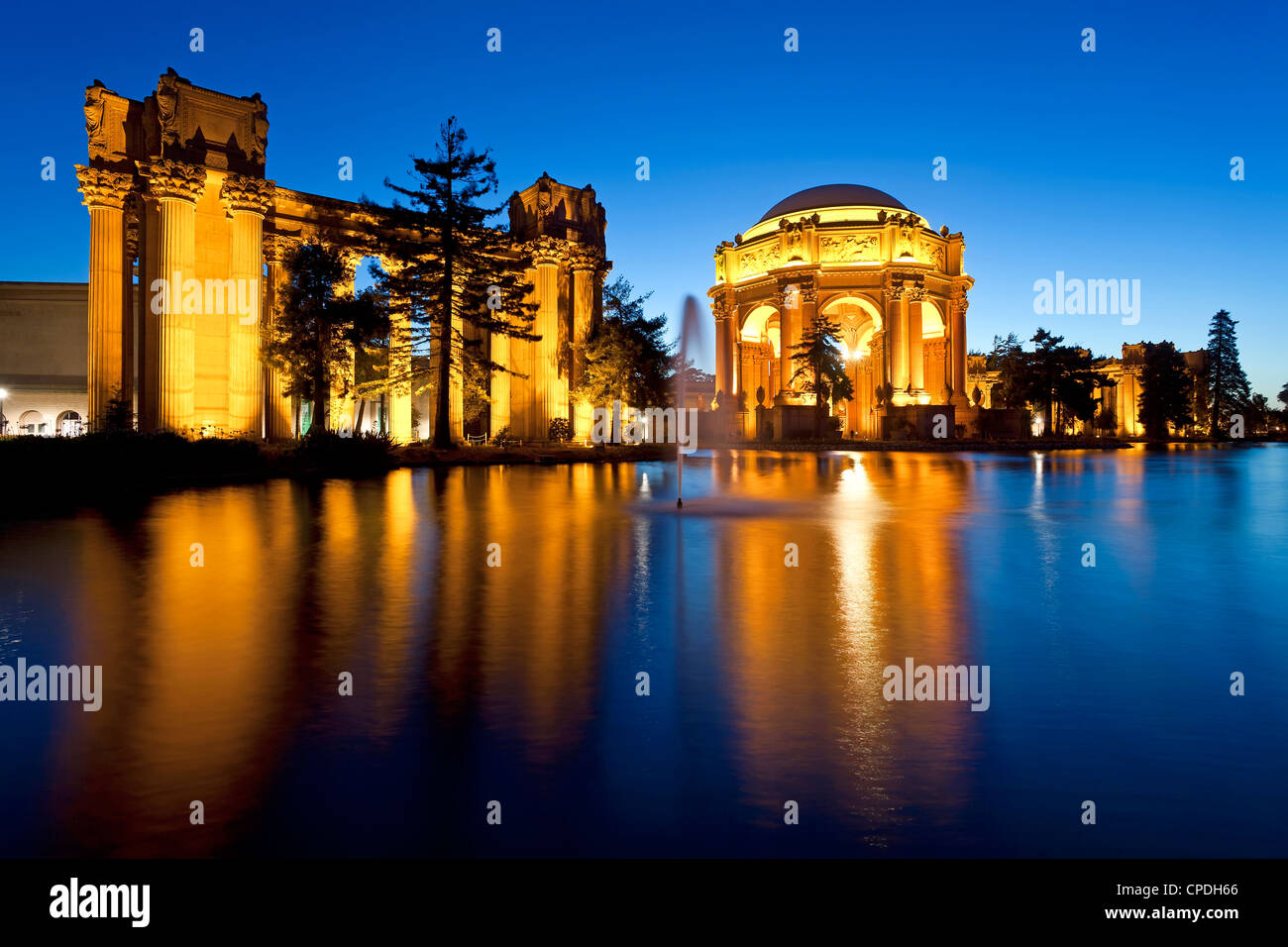 Palace of Fine Arts éclairés la nuit, San Francisco, Californie, États-Unis d'Amérique, Amérique du Nord Banque D'Images