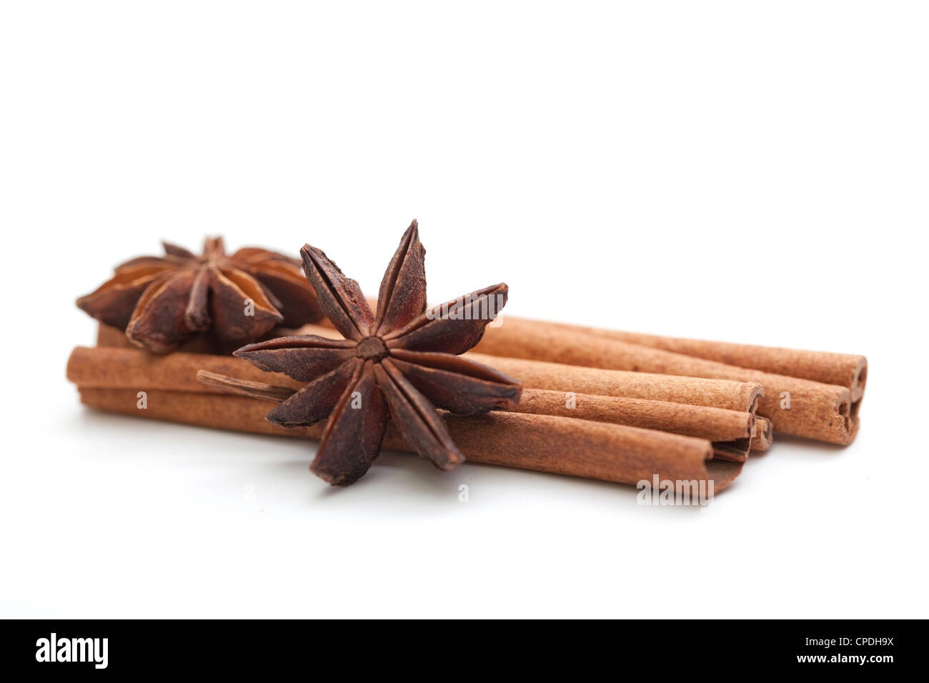 Des bâtons de cannelle avec étoile d'anis sur fond blanc Banque D'Images