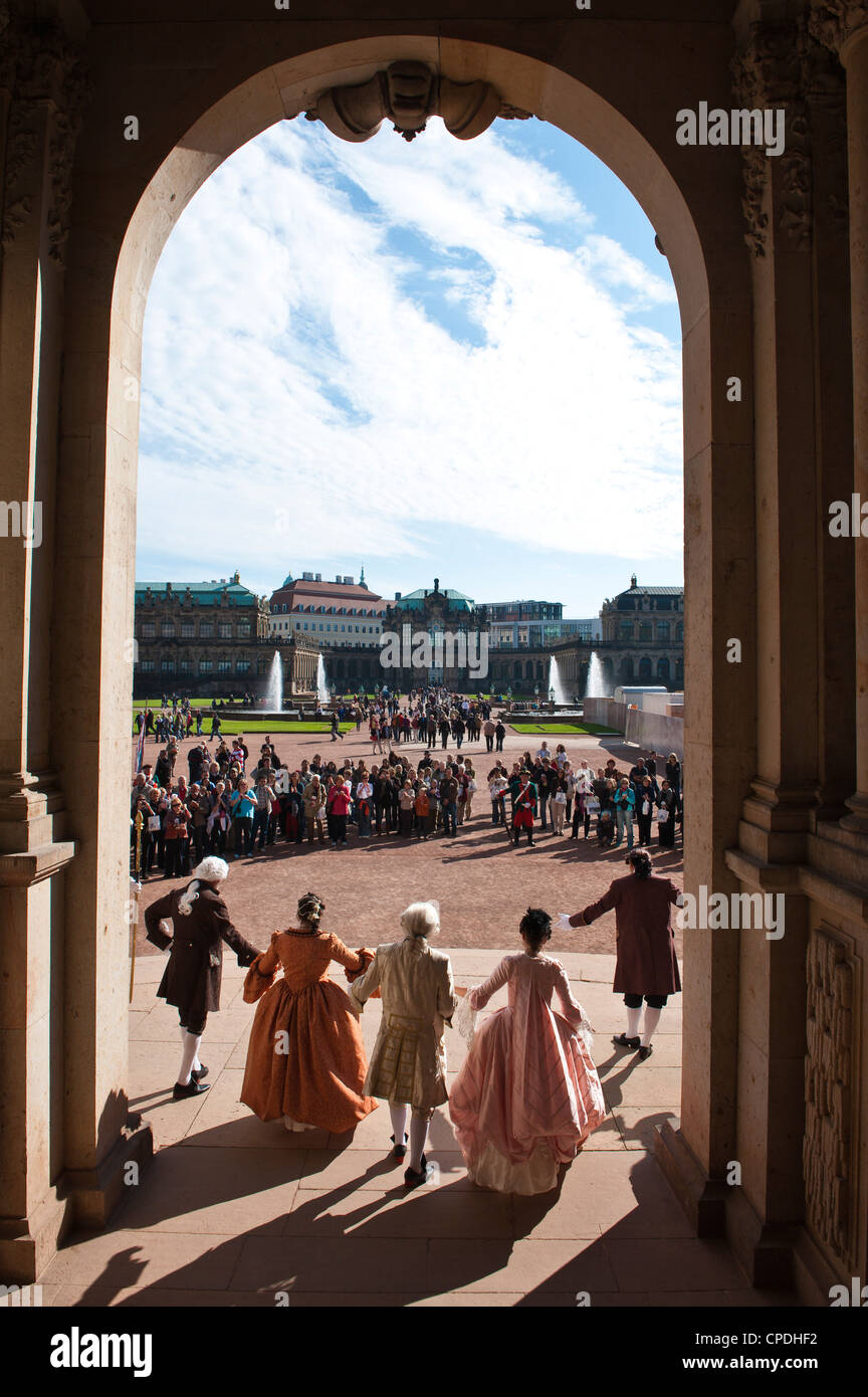 Acteurs de la robe à l'époque le palais Zwinger, Dresde, Saxe, Allemagne, Europe Banque D'Images