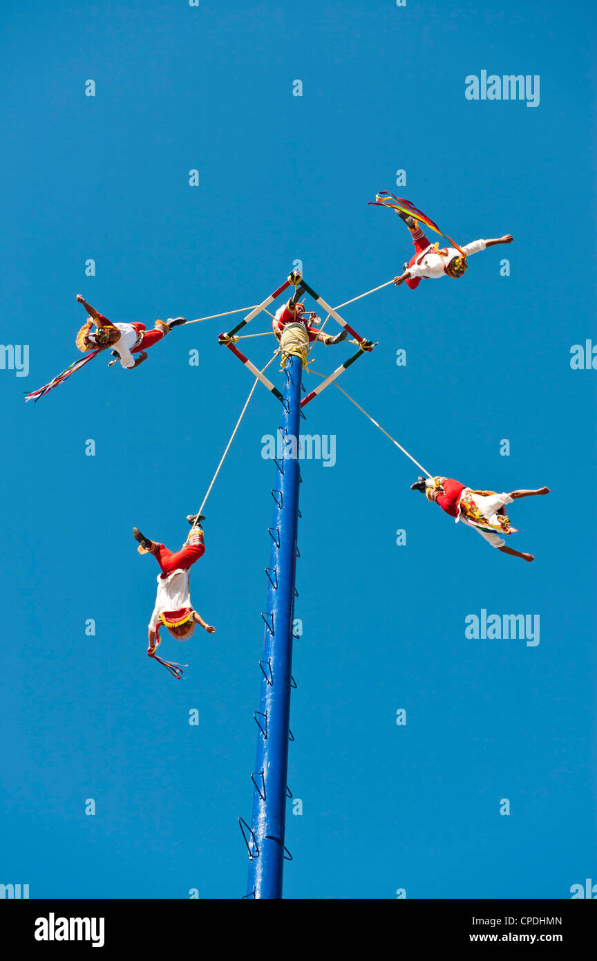 Voladores de Papantla hommes volants, sur le Malecon, Puerto Vallarta, Jalisco, Mexique, Amérique du Nord Banque D'Images