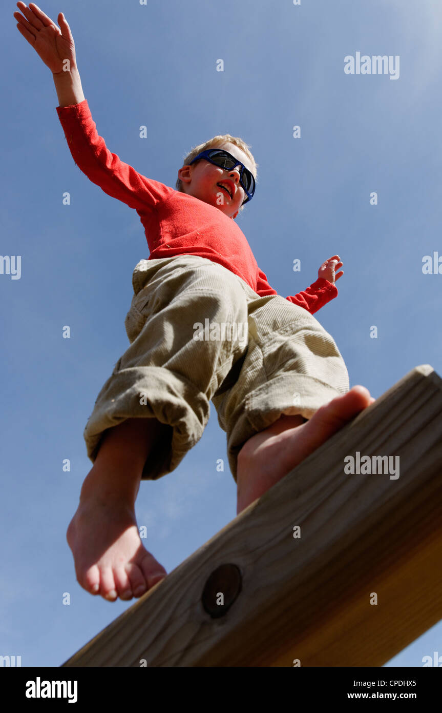 Un jeune garçon sur une balance Banque D'Images
