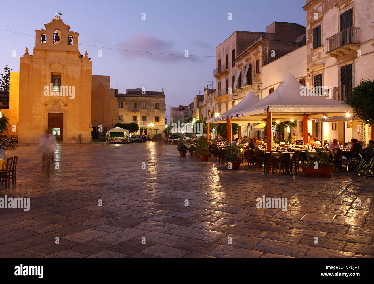 Piazza Matrice au crépuscule, l'île de Favignana, Trapani, Sicile, Italie, Europe Banque D'Images