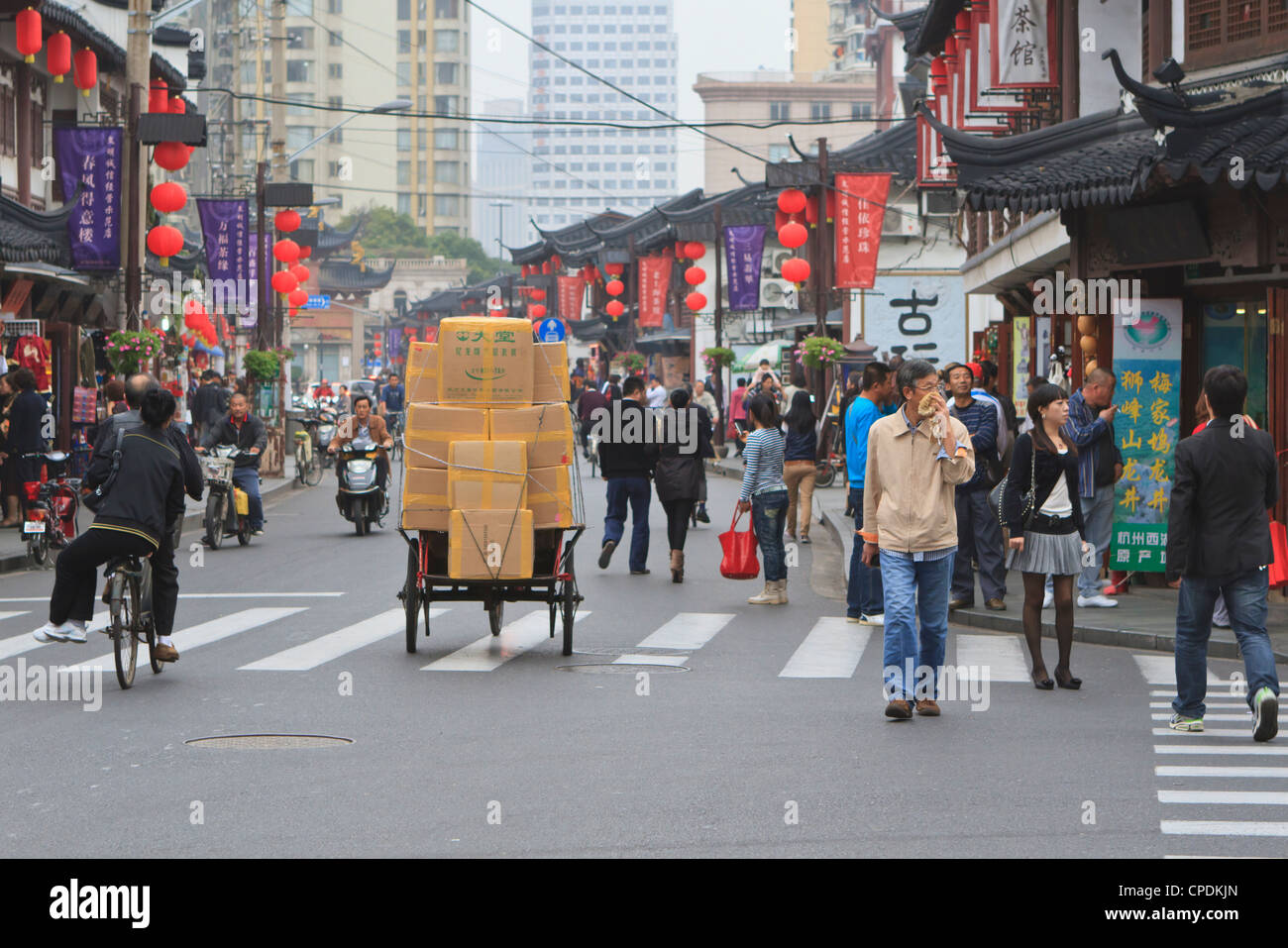 Les piétons et le trafic sur Shanghai Old Street, vestige d'un âge révolu, Fuxing, Shanghai, Chine, Asie Banque D'Images