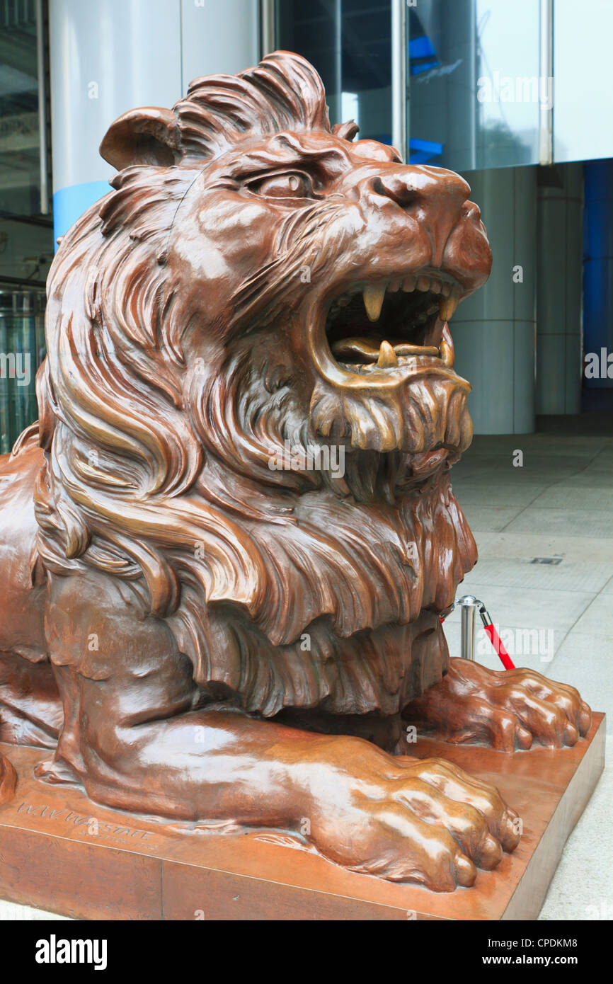 Sculpture de lion en bronze à l'extérieur du siège de la HSBC, Central, Hong Kong Island, Hong Kong, Chine, Asie Banque D'Images