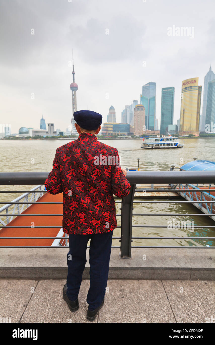 Un homme à la recherche à l'horizon de Pudong du Bund à travers la rivière Huangpu, Shanghai, Chine, Asie Banque D'Images