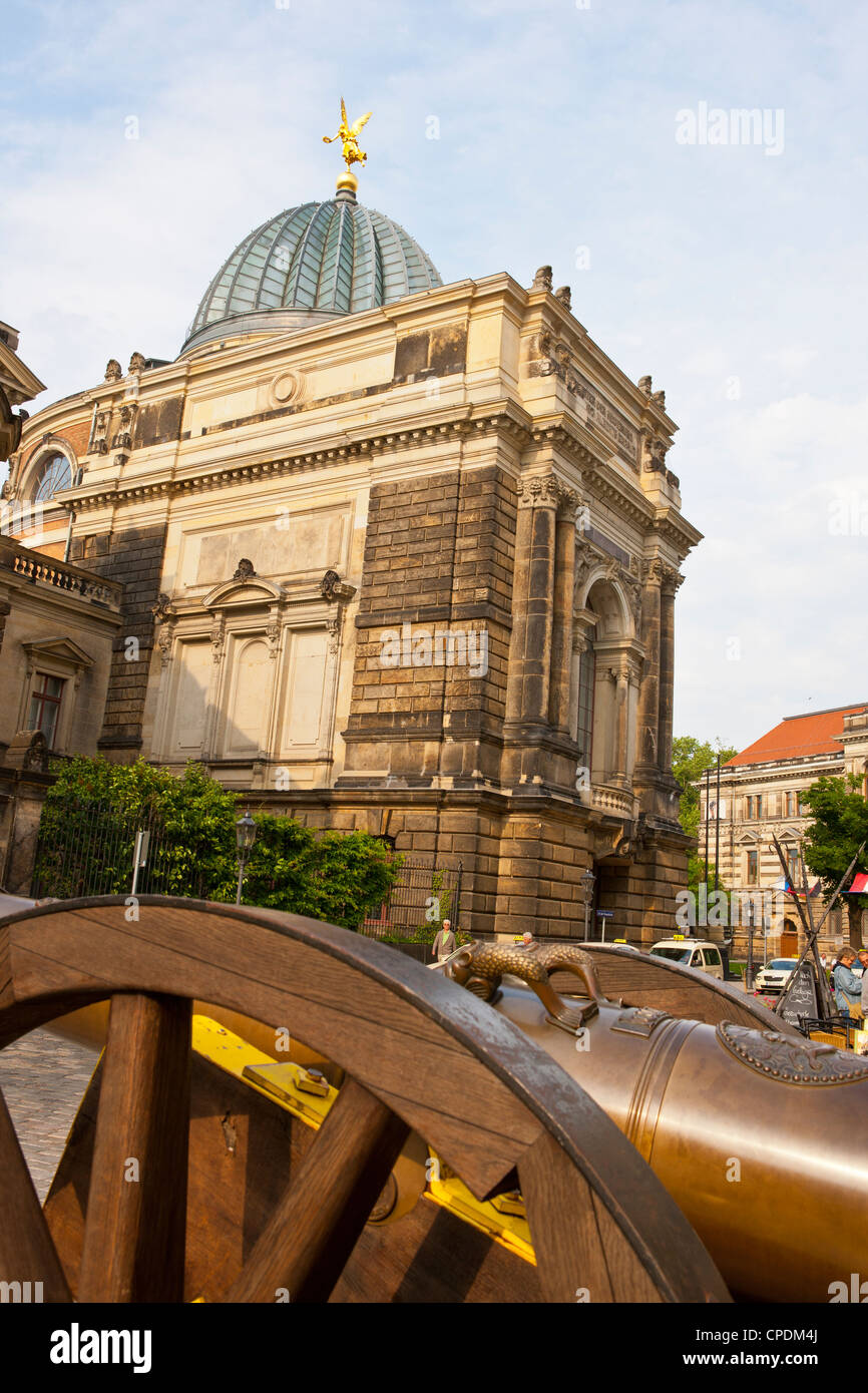 Old cannon en face de la Cathédrale, Dresde, Saxe, Allemagne, Europe Banque D'Images