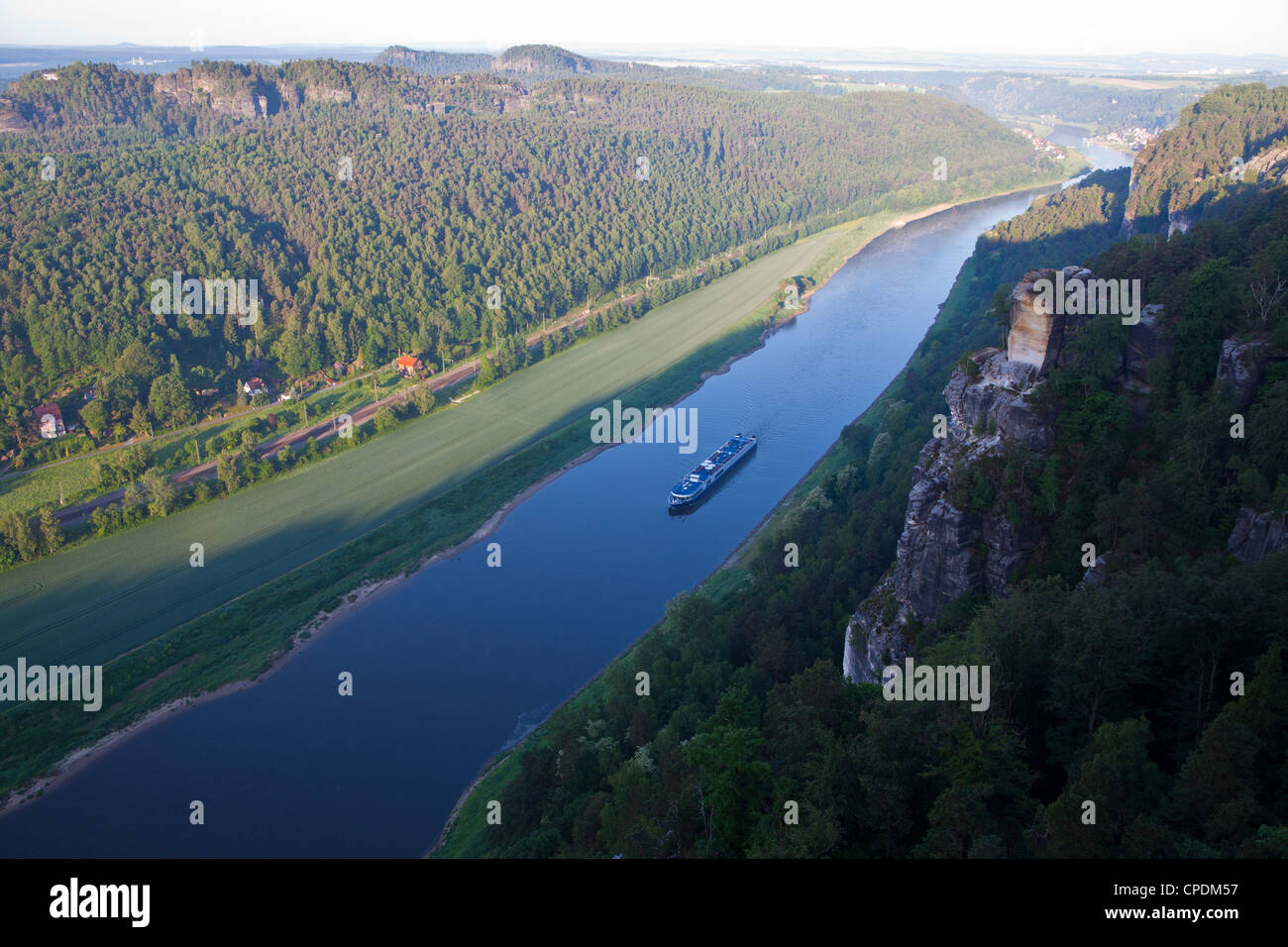 Vue sur l'Elbe, tôt le matin, la Suisse Saxonne, Saxe, Allemagne, Europe Banque D'Images