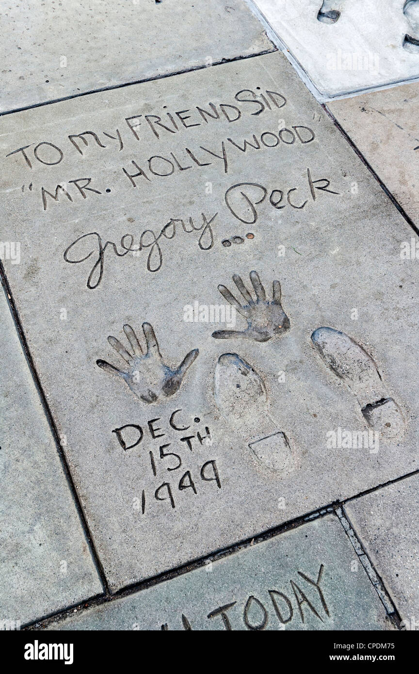 Gregory Peck's main et pied imprime sur Hollywood Boulevard, Los Angeles, Californie, USA Banque D'Images