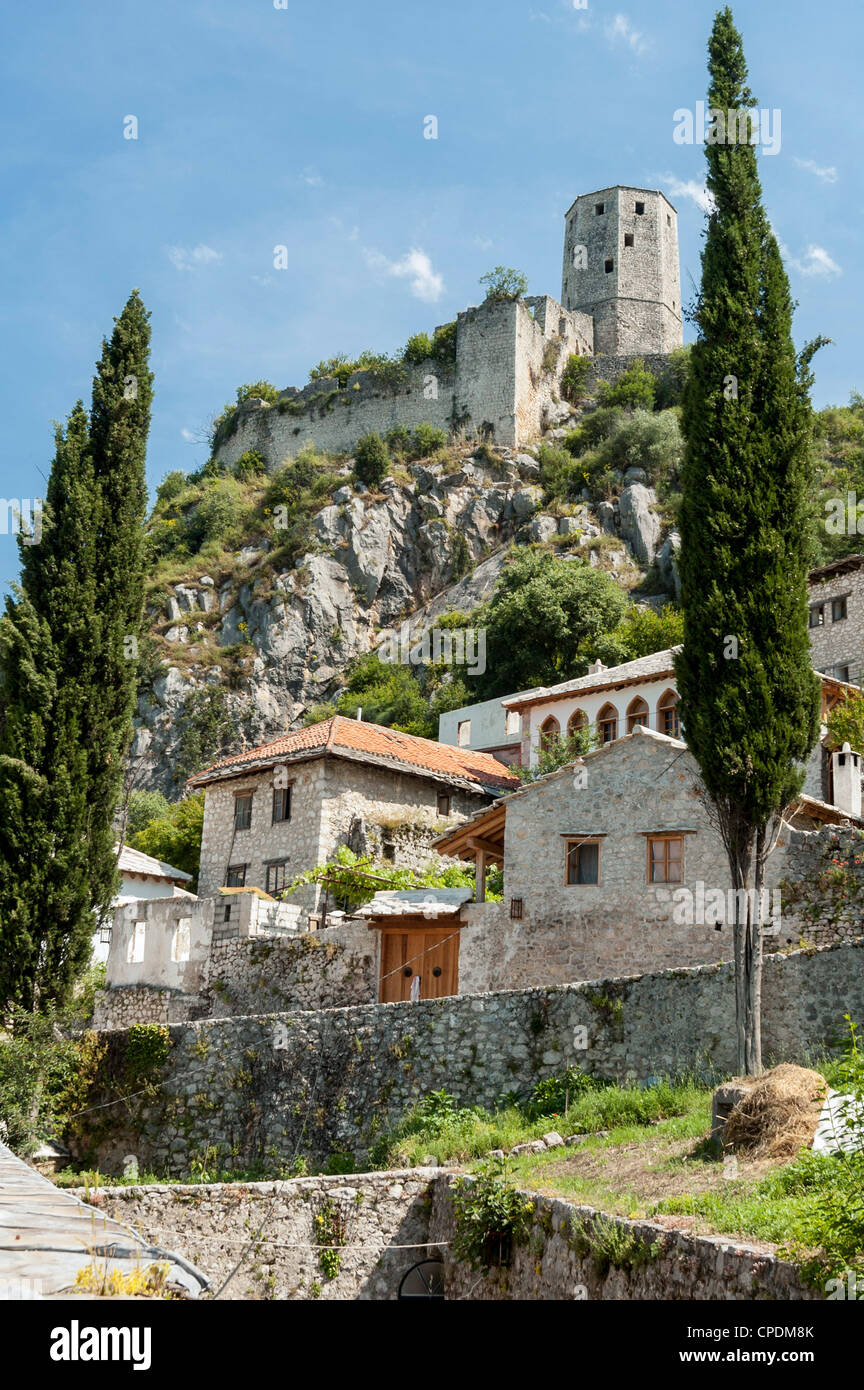 La citadelle surplombant la ville de Pocitelj, Bosnie-Herzégovine, Europe Banque D'Images