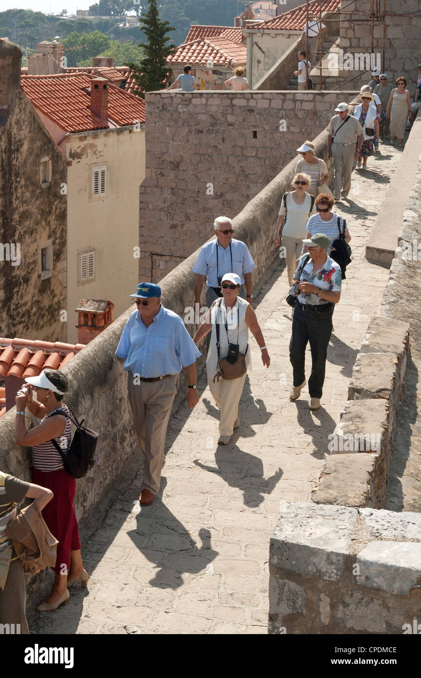 Les touristes sur les murs de la ville de Dubrovnik, Croatie, Europe Banque D'Images