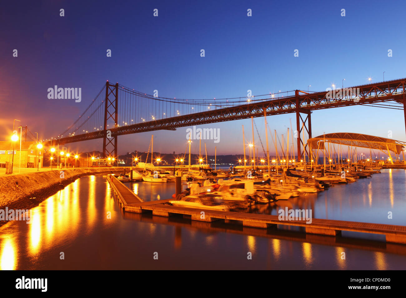 Bateaux sur le fleuve Tage, déplacer la nuit dans la Doca de Santa Amaro marina sous le pont 25 avril, Lisbonne, Portugal, Europe Banque D'Images