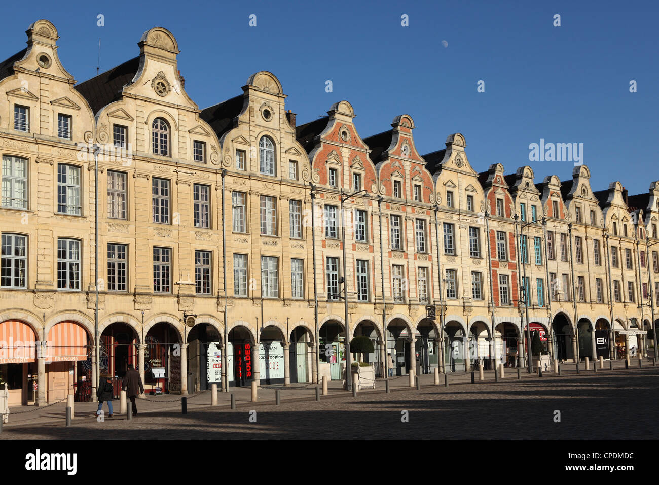 Façades baroques flamandes à la petite place pavée (Place des Héros), Arras, le Nord-Pas de Calais, France, Europe Banque D'Images