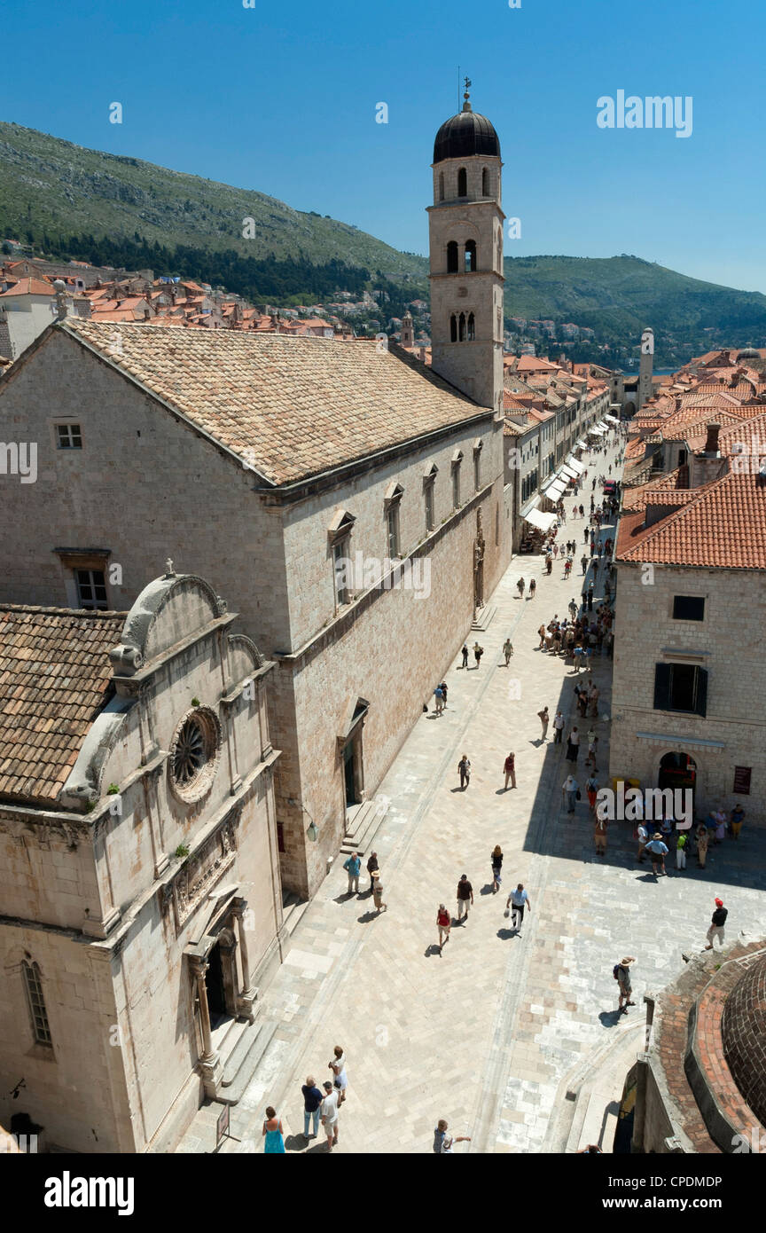 Dubrovnik - rue Stradun avec St Saviour's Church. Banque D'Images