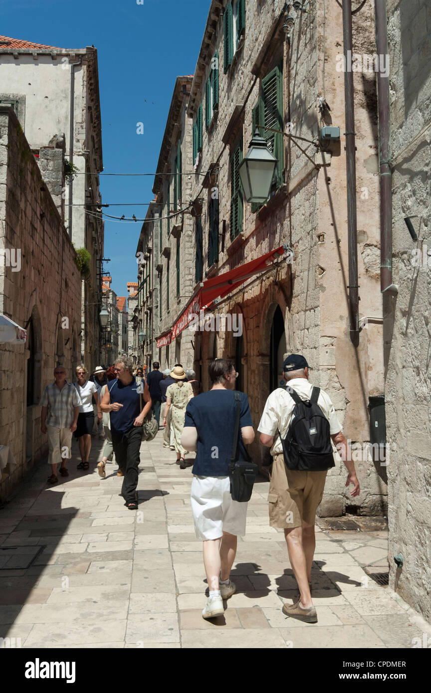 Dubrovnik, Croatie scène de rue - touristes dans la vieille ville Banque D'Images
