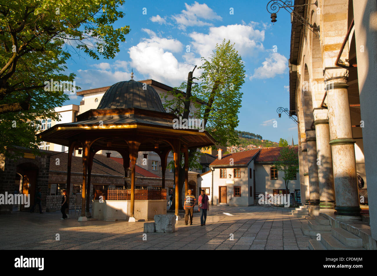 Cour intérieure de la mosquée Gazi-Husrevbey quartier Baščaršija Sarajevo Bosnie-Herzégovine Europe Banque D'Images