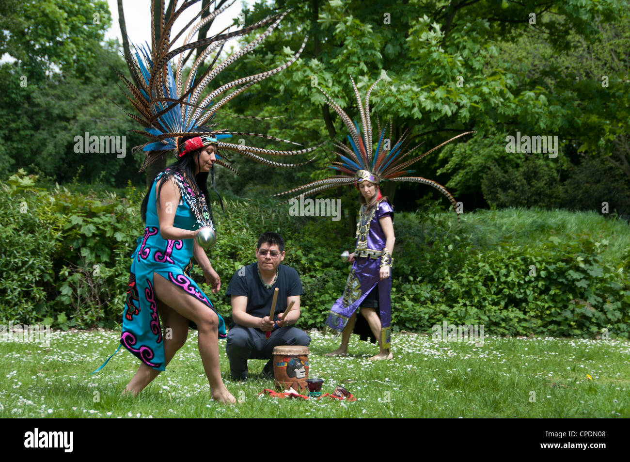 Cuisine mexicaine traditionnelle célébration de la Fête des Mères , Hackney 13 Mai 2012.Le batteur et danseurs Banque D'Images