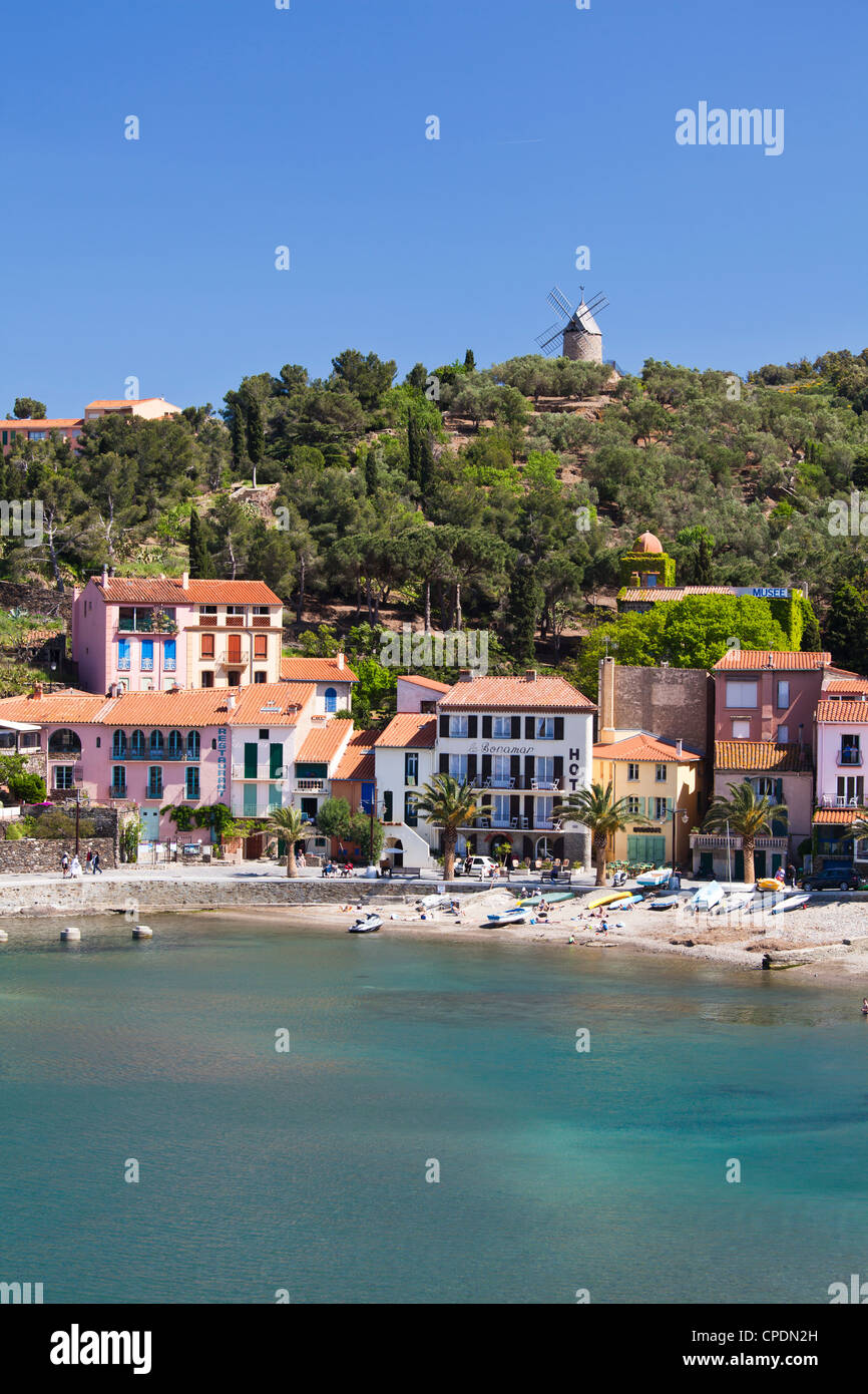 Une vue sur la plage de Collioure en Languedoc-Roussilon, France, Europe. Banque D'Images